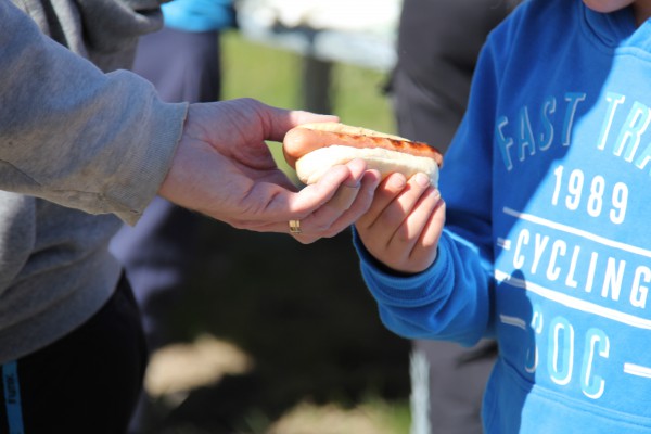 Från korvgrillningen vid 2015 års vårstäddag. Foto: Nadja Ben Ammar.